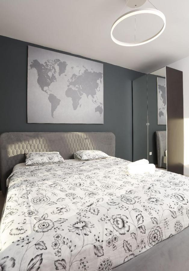 2 Bedroom Apartment With Amazing View In City Center ブカレスト エクステリア 写真
